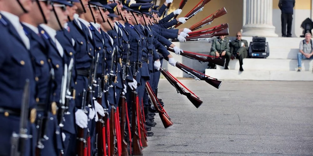 «Ψαλίδι» στα αναδρομικά ενστόλων, ειδικών μισθολογίων